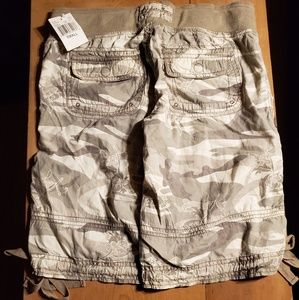 Younique womens camoflauge shorts size small